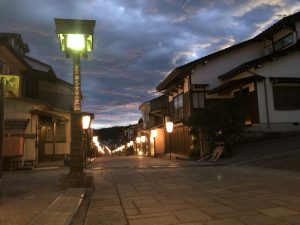 家の玄関前からは日本の道100選の諏訪町通りを見下ろせ、祭り期間中は1等地に変貌します。(自慢)